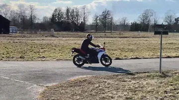 HONDA cbr125R LEO VINCE sound - drive by and cornering!