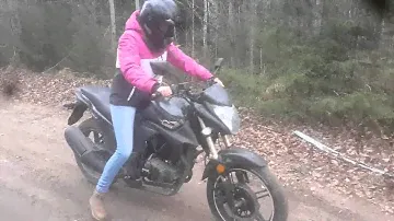 Женя учится ездить на мотоцикле Wels cbr 300.