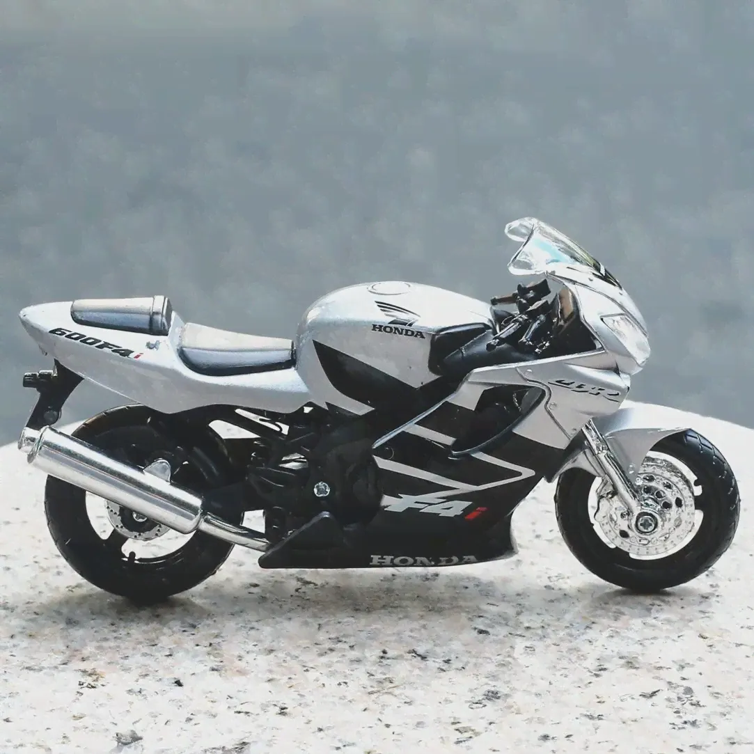 🛍 Мотоциклетная модель Maisto 1:18 HONDA CBR 600F4i Motogp, сувенирная игрушка, коллекционная мини-мото литье под давлением-4