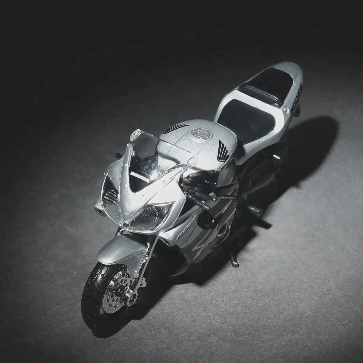 🛍 Мотоциклетная модель Maisto 1:18 HONDA CBR 600F4i Motogp, сувенирная игрушка, коллекционная мини-мото литье под давлением-1