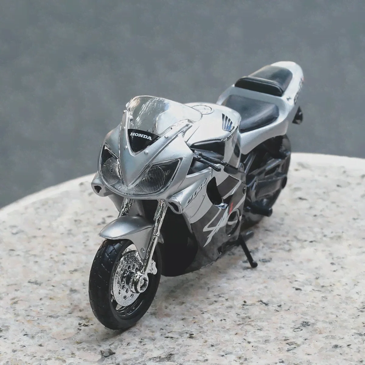 🛍 Мотоциклетная модель Maisto 1:18 HONDA CBR 600F4i Motogp, сувенирная игрушка, коллекционная мини-мото литье под давлением-2