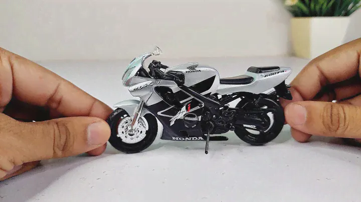 Unboxing of Honda CBR 600F4i | Diecast Model Bike | Scale of 1:18