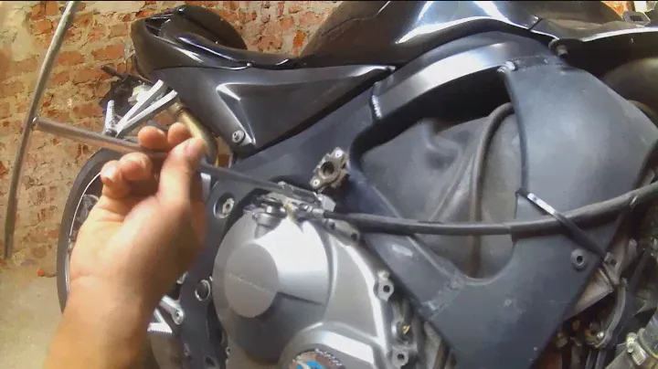 change Clutch on a Honda CBR 600 RR 2005/2006