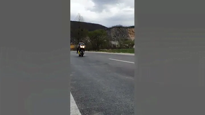 Honda cbr 900rr sc33 flyby no exhaust